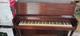 Piano vertical marca Bentley 